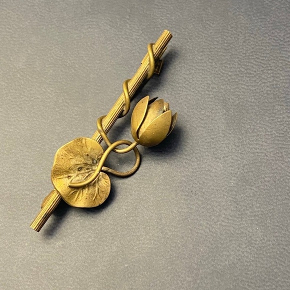 Beautiful Victorian Vintage Lotus Flower Lily Pad Brooch Pin. No markings. - Picture 2 of 5